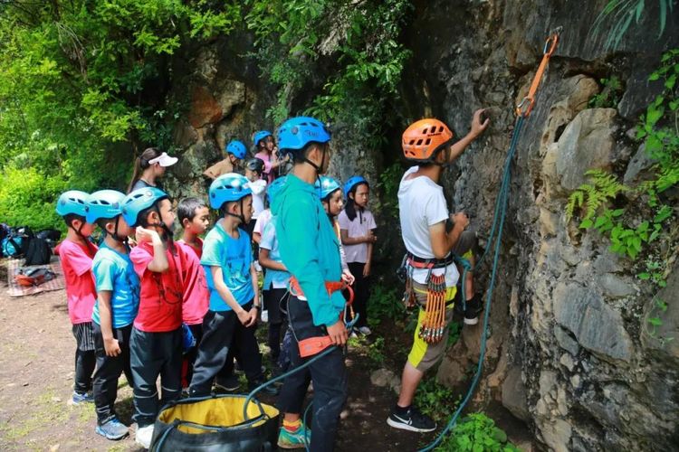 麗江石鼓研學旅行拓展攀巖基地