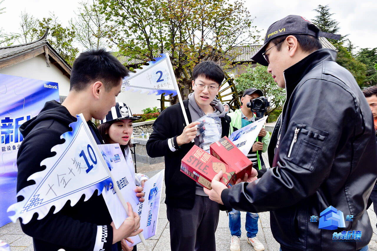 麗江大研古鎮(zhèn)員工團(tuán)隊(duì)定向?qū)毻卣褂?xùn)練