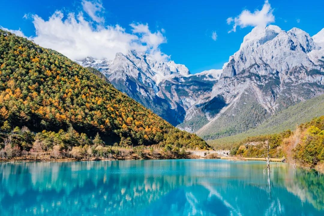 玉龍雪山的夏天繽紛多彩，玩一次“夏天的雪”最美的風(fēng)景與你不期而遇。