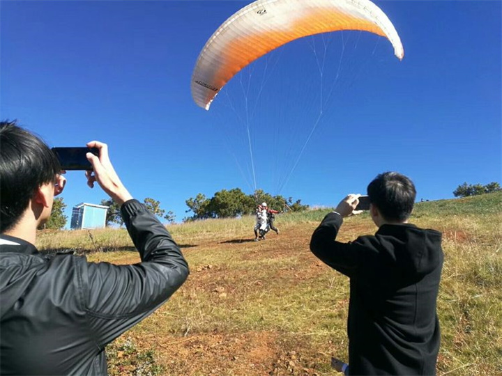 麗江旅游攻略小編帶您了解麗江戶外運動：麗江滑翔傘，是麗江曼沙卡丁車俱樂部推出的小眾刺激的團建項目之一